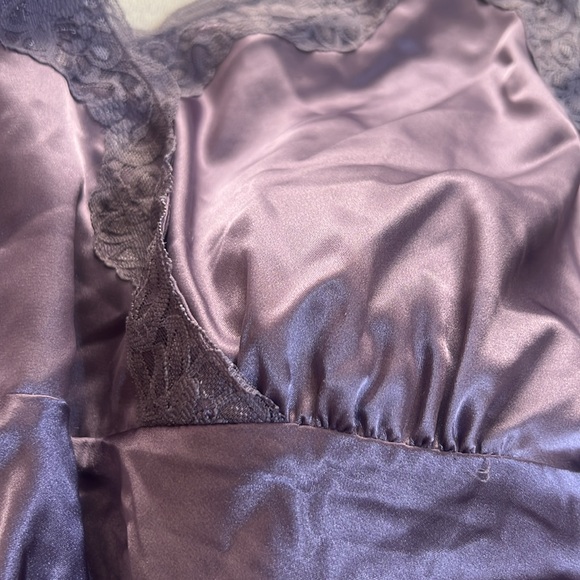 Elegant Satin Top..Great color💜 - Picture 4 of 7
